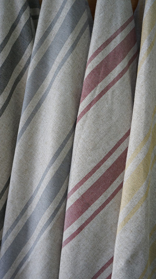 Género Wax Linen, colores. De izquierda a derecha: negro, gris, rojo, oro