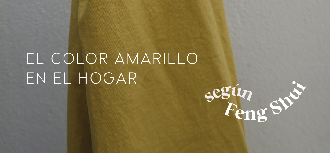 Foto de una tela en color amarillo sobre un fondo gris oscuro. Texto en blanco: "El color amarillo en el hogar